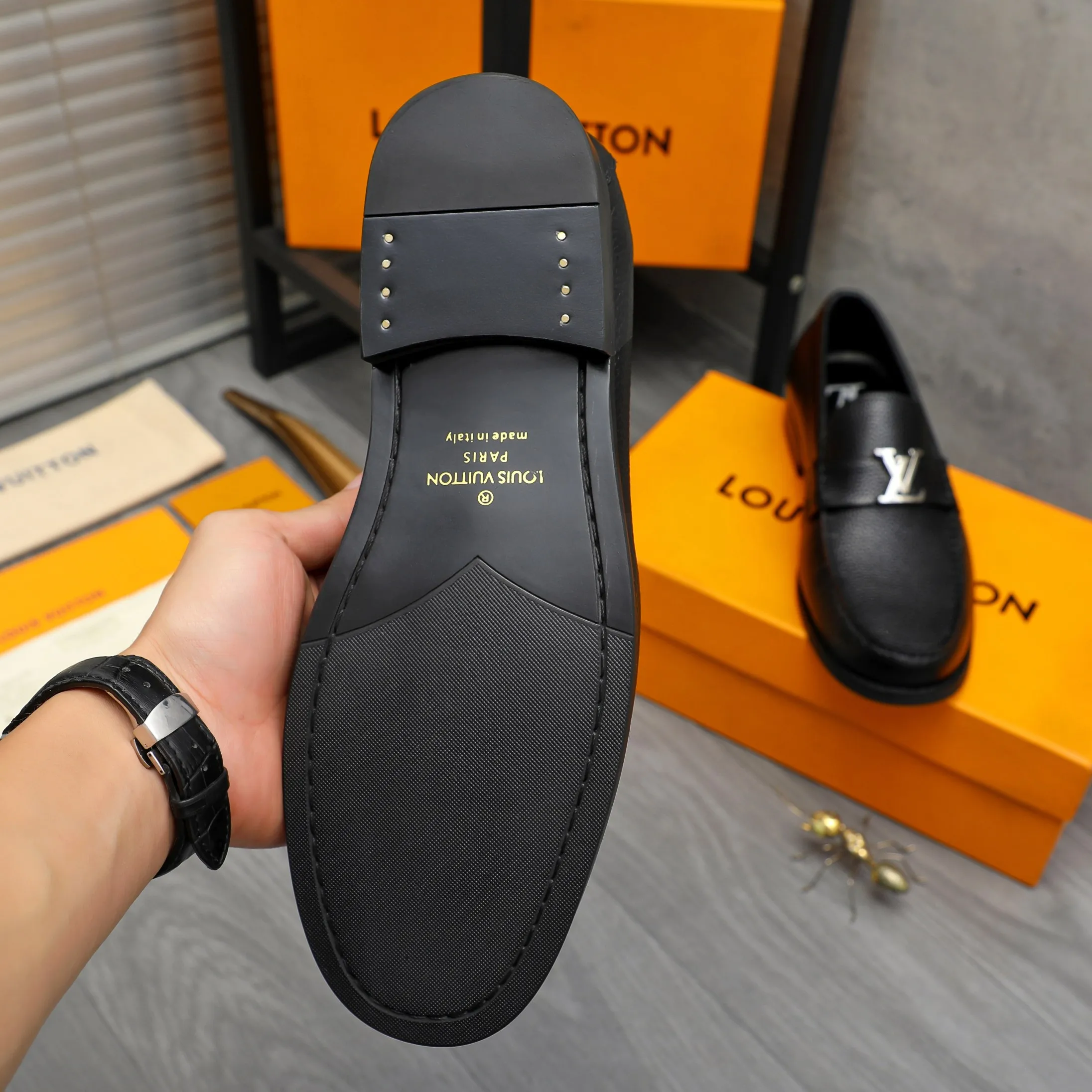 Men's shoes 💰p460 Product trademark: LV (Louis Vuitton) business slip-on leather shoes. Regular size: 38-45 (45 is custom-made and non-returnable) Product materials: Selected high-quality pebbled cowhide upper, cowhide lining, original rubber outsole